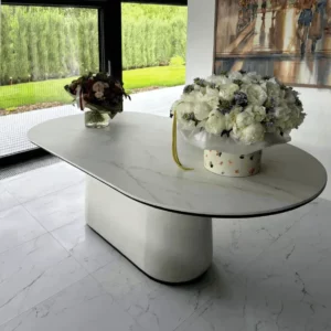 Столешница для овального обеденного стола из керамики Dekton Rem в гостинной загородного дома премиум класса