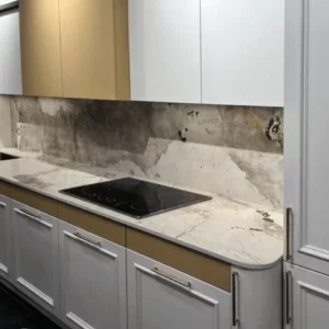 Столешница и фартук из премиальной керамики Dekton Khalo, углы столешницы с радиусным закруглением