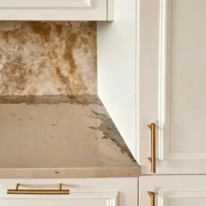 Увеличенное фото стыков стеновой панели и столешницы из керамики Dekton Khalo