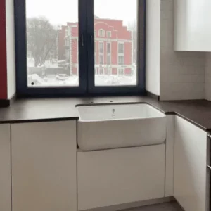 Столешница из керамогранита сложной формы для кухни в сталинке: бесшовная поверхность, вырез под раковину и плиту, матовая текстура, идеально вписана в интерьер старого дома.