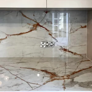 Детальный вид стеновой панели и столешницы Dekton Awake: безшовная интеграция, эффект натурального мрамора. История Камня — гарантия идеального результата для вашего интерьера