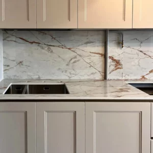 Современная кухня с Dekton Awake: столешница и фартук с идеально точной имитацией мраморного рисунка. История Камня — официальный партнёр Dekton, который знает, как превратить мечты в реальность