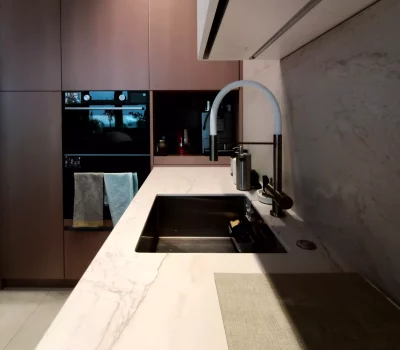Кухня столешница прямая из премиальной керамики Dekton Neural, столешница в бежевых оттенках.
