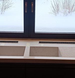 Двойная интегрированная мойка из кварцевого агломерата с проточками для стока воды.