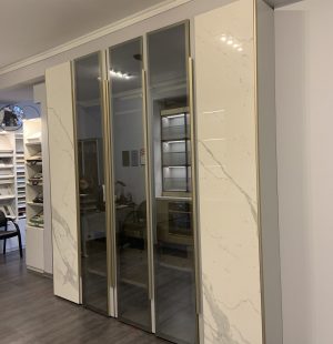 Натуральный камень в интерьере гостиной
