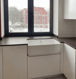 Столешница из керамогранита сложной формы для кухни в сталинке: бесшовная поверхность, вырез под раковину и плиту, матовая текстура, идеально вписана в интерьер старого дома.
