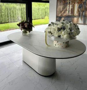 Столешница для овального обеденного стола из керамики Dekton Rem в гостинной загородного дома премиум класса