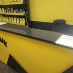 Кварцевая столешница для стойки ресепшн в магазине автозапчастей.
